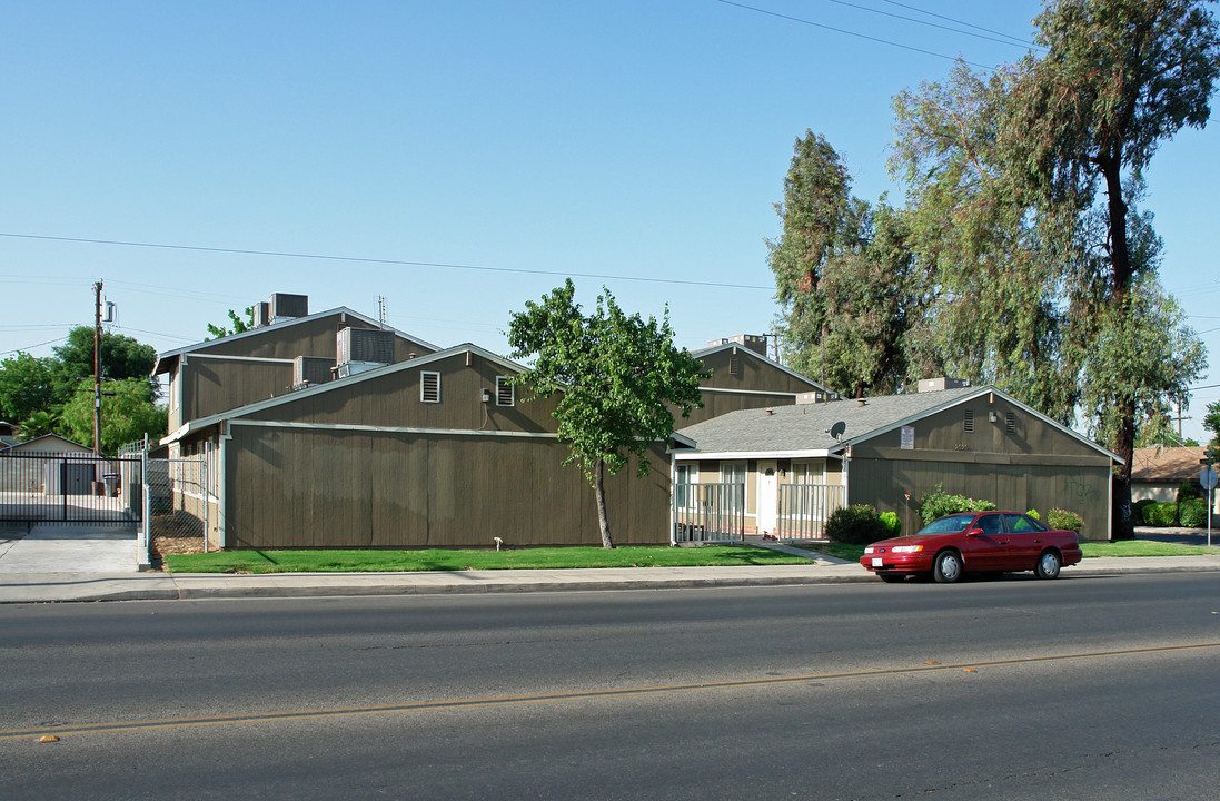 2620 E Olive Ave in Fresno, CA - Building Photo