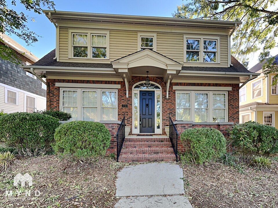 711 E 9th St in Charlotte, NC - Foto de edificio