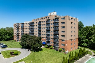 Scenic Tower in London, ON - Building Photo