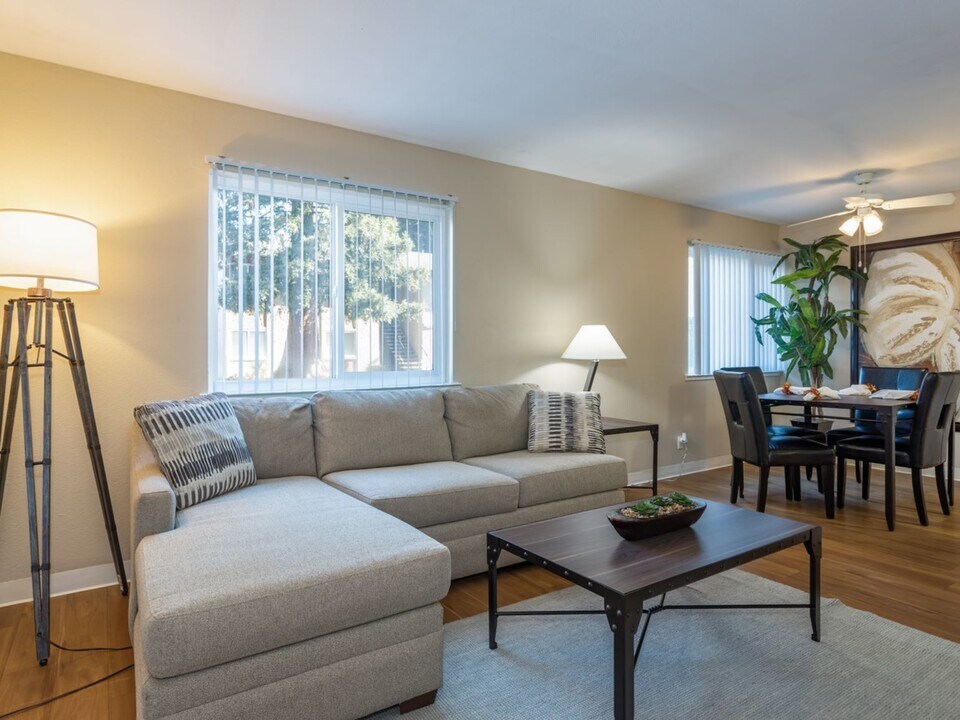Acacia Apartments in Chico, CA - Building Photo