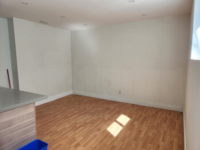 1015 Dupont St in Toronto, ON - Building Photo - Building Photo
