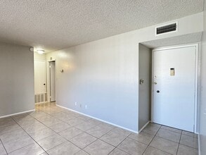 1420 E Vegas Valley Dr in Las Vegas, NV - Building Photo - Building Photo