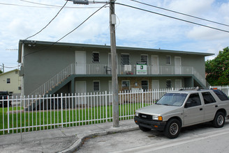 142 NW 27th St in Miami, FL - Building Photo - Building Photo