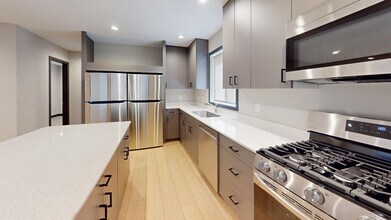 712 11th Ave SE in Minneapolis, MN - Building Photo - Building Photo