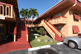 Pinehill Plaza Apartments in Pembroke Pines, FL - Building Photo - Building Photo