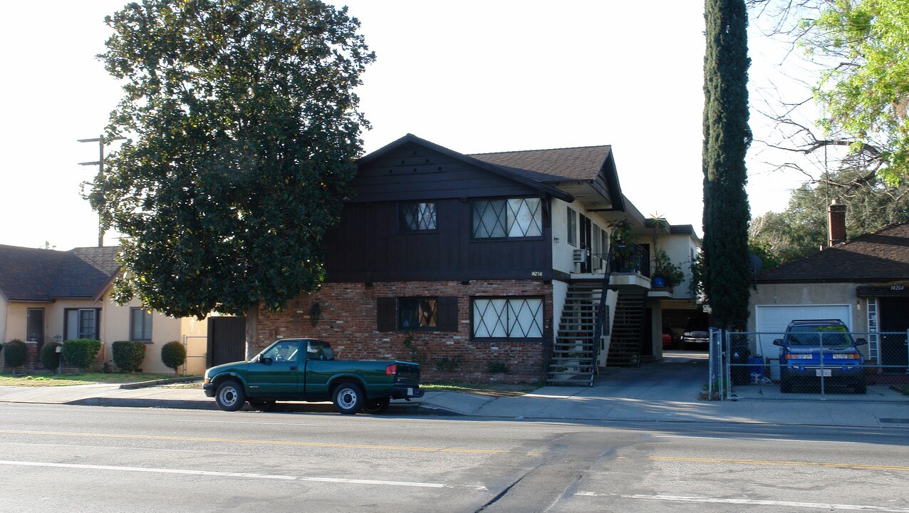 14528 Vanowen St in Van Nuys, CA - Building Photo