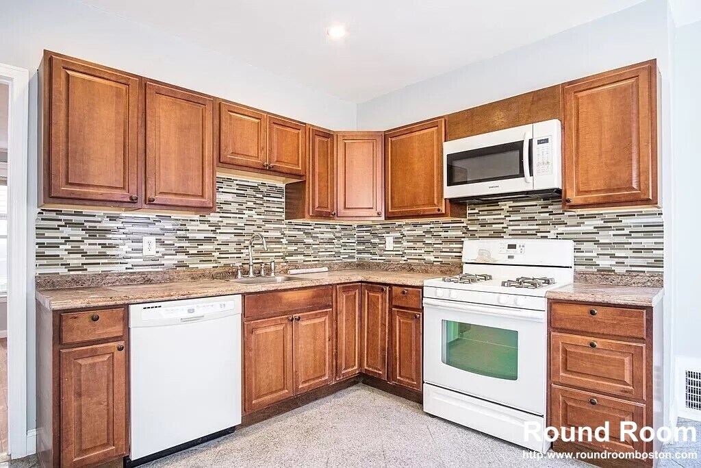 28 Moreland St, Unit 1 in Somerville, MA - Foto de edificio