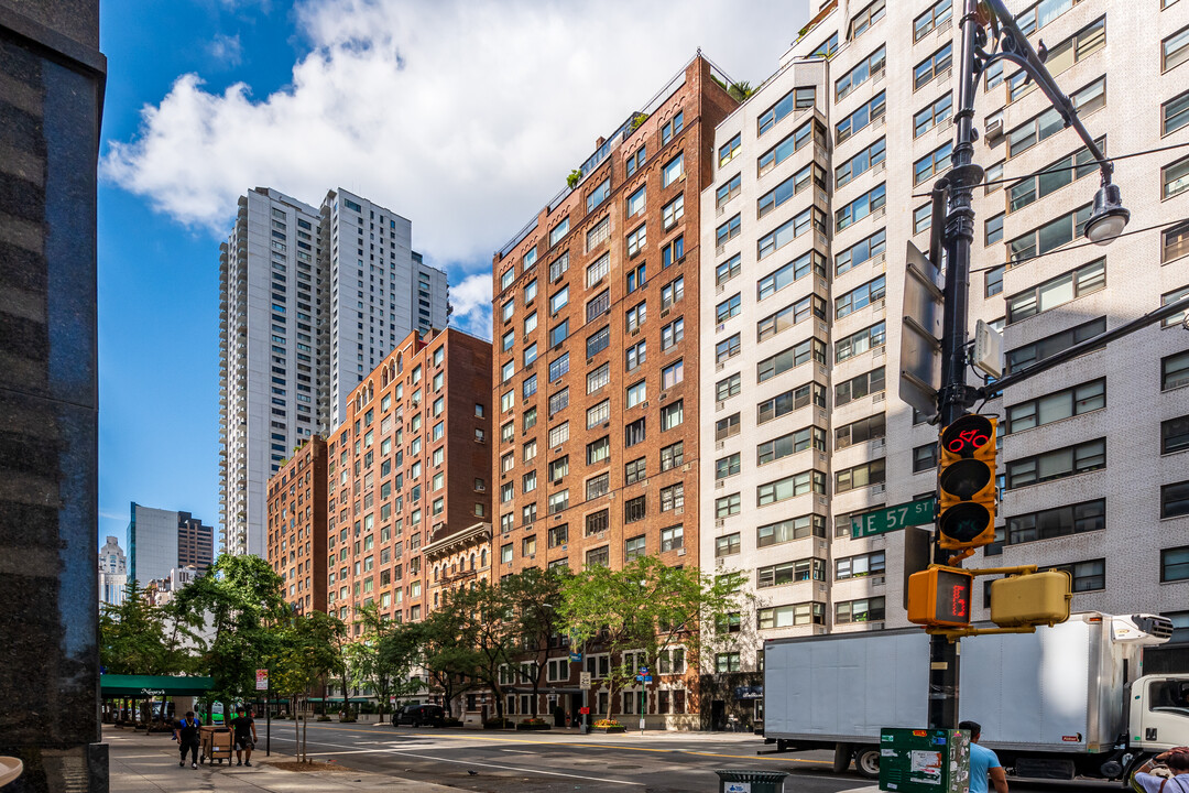 345 E 57th St in New York, NY - Foto de edificio