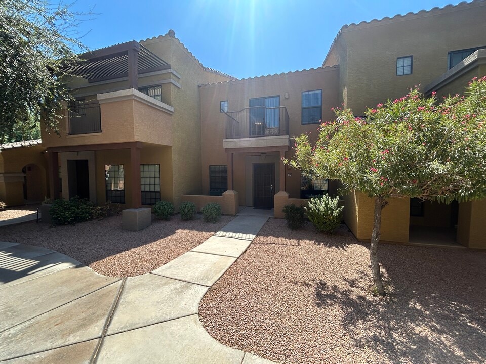 1702 E Bell Rd in Phoenix, AZ - Building Photo
