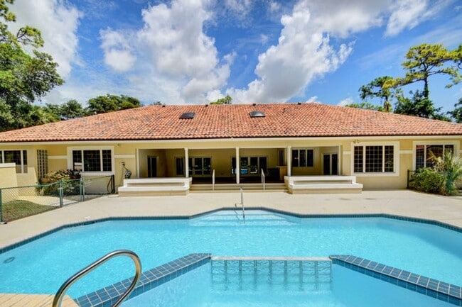 9033 Winding Woods Dr