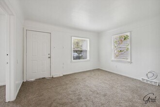 8080 Essex Ave in Warren, MI - Building Photo - Building Photo