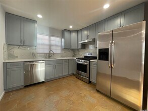 22 Dunwood Rd in Port Washington, NY - Building Photo - Building Photo