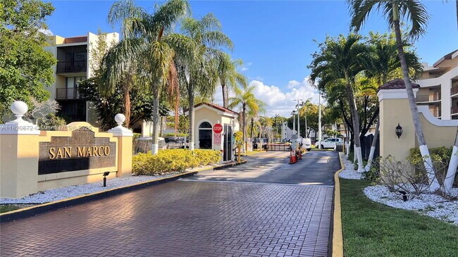 8850 Fontainebleau Blvd in Miami, FL - Building Photo - Building Photo