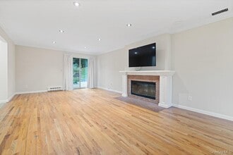 208 Harris Rd in Bedford Hills, NY - Building Photo - Building Photo