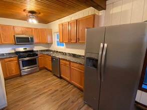 210 S Hutchinson Ave in Muncie, IN - Foto de edificio - Building Photo