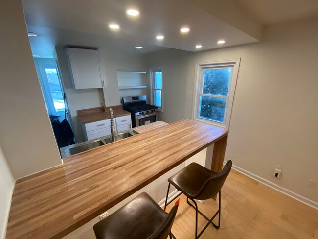 2547 N Oakland Ave, Unit 2547 in Milwaukee, WI - Foto de edificio - Building Photo