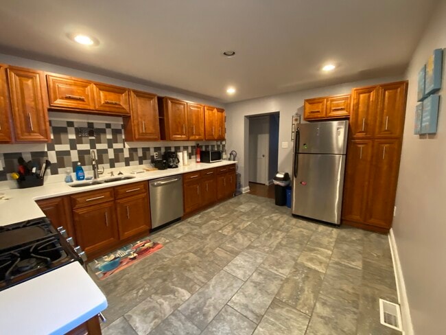 property at 907 E Carson St