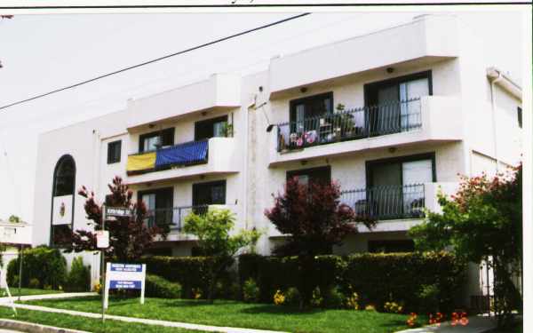 Hazeltine Apartments in Van Nuys, CA - Building Photo - Building Photo