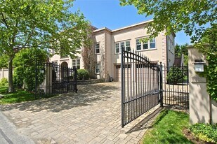 203 Coggeshall Ave in Newport, RI - Building Photo