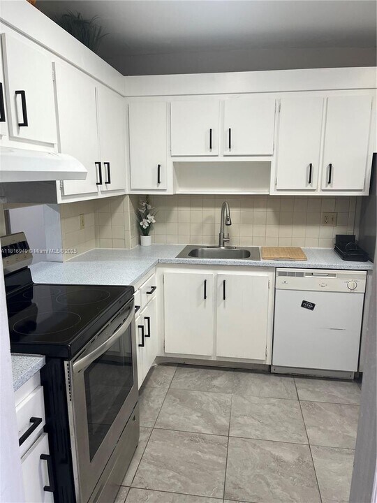 200 Ashbury Rd in Hollywood, FL - Building Photo