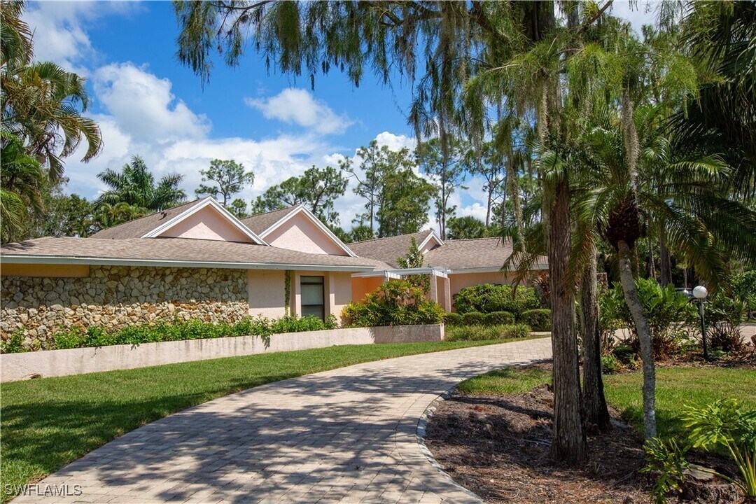 890 Swallow Point in Naples, FL - Building Photo