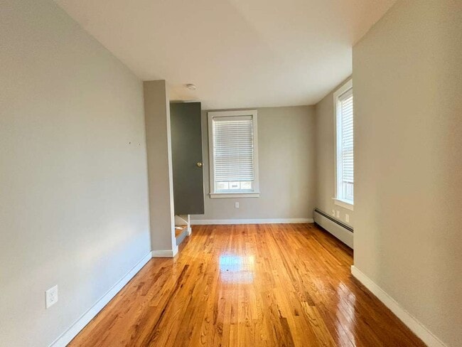 604 Chapel St, Unit 1 in New Haven, CT - Foto de edificio - Building Photo