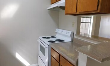 2407 W Slaughter Ln in Austin, TX - Building Photo - Building Photo