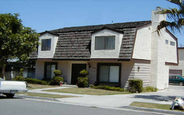 7761 Liberty Ave in Huntington Beach, CA - Foto de edificio