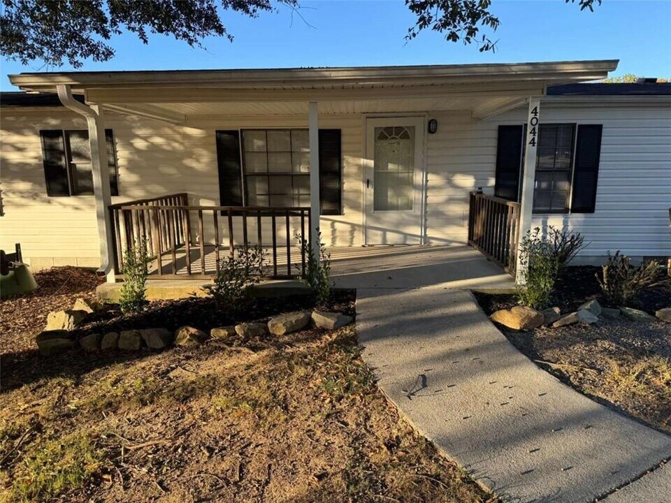 4044 Friendship Rd in Buford, GA - Building Photo