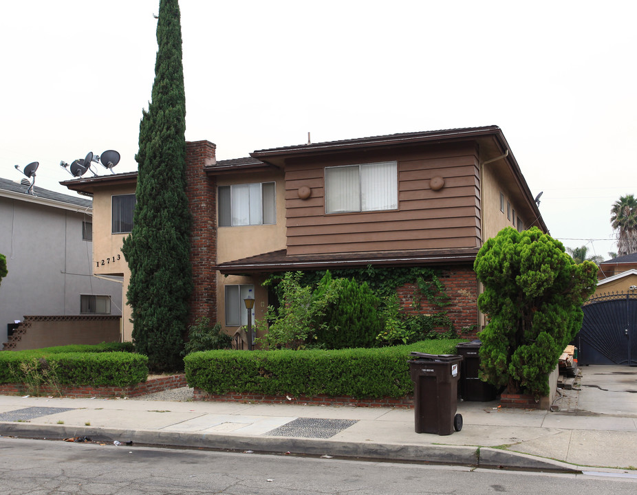 12713 Cranbrook Ave in Hawthorne, CA - Foto de edificio