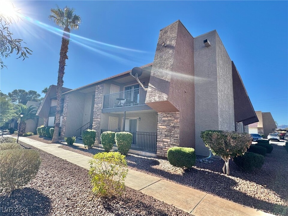 5062 River Glen Dr in Las Vegas, NV - Building Photo