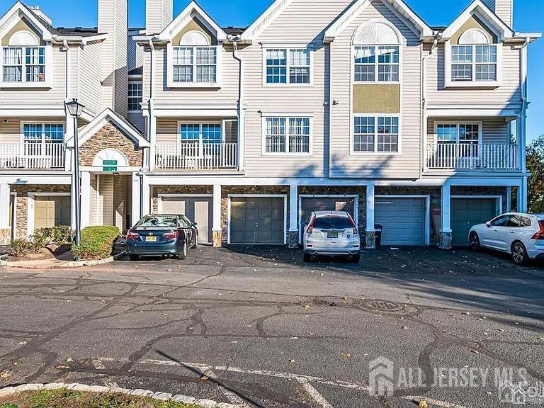 27 Edinburgh Ct in Edison, NJ - Building Photo