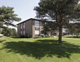 Williamsburg Apartments in Lincoln, NE - Building Photo - Building Photo