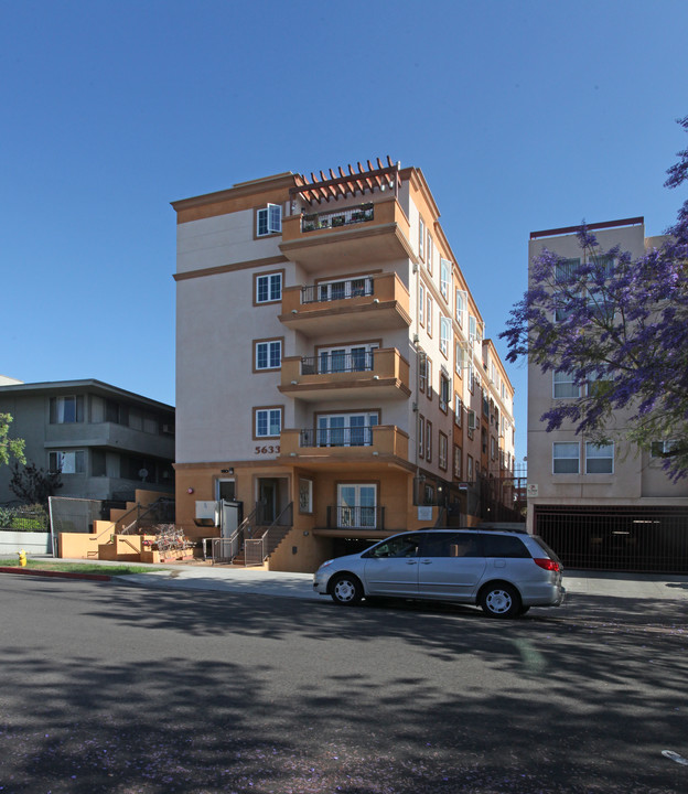 Carlton Crest Condominiums in Los Angeles, CA - Building Photo