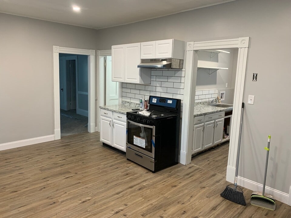 24 Brooks St in Worcester, MA - Building Photo
