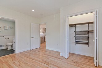 64 Crescent St, Unit 2 in Swampscott, MA - Building Photo - Building Photo