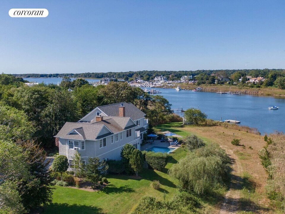 9 Private Rd in Remsenburg, NY - Building Photo