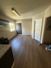 330 2nd St, Unit Apt B in Pitcairn, PA - Foto de edificio - Building Photo