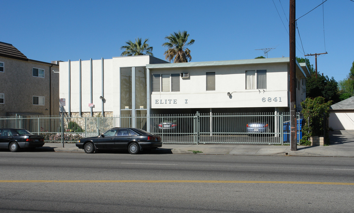 6841 Woodman Ave in Van Nuys, CA - Building Photo