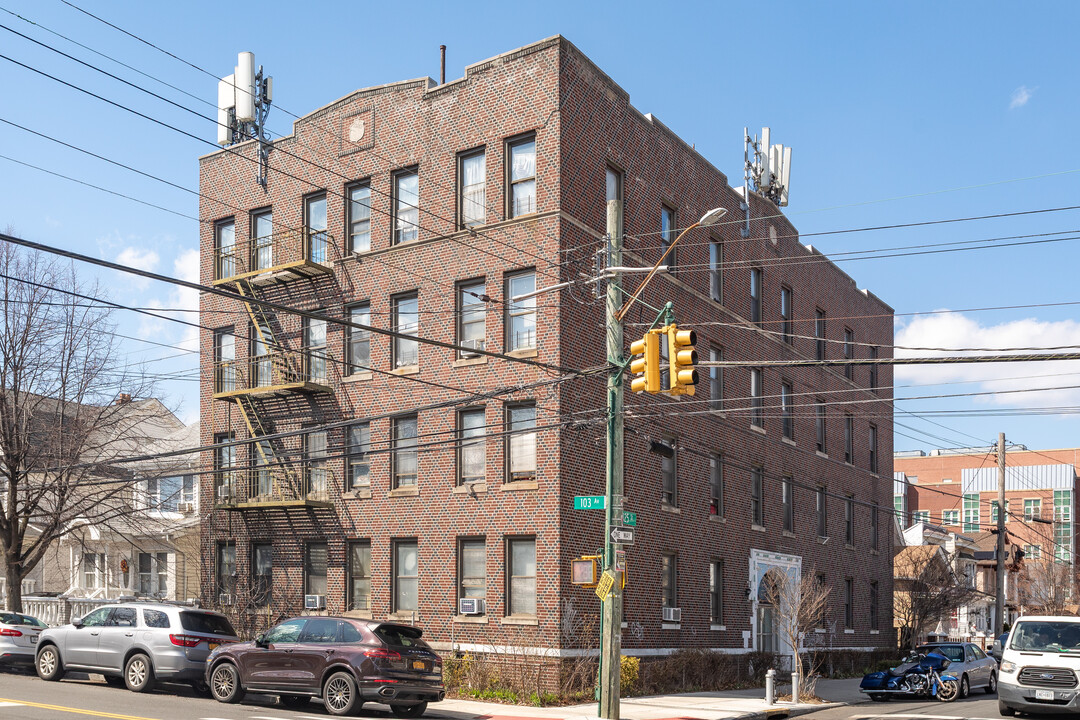 10166 125th St in South Richmond Hill, NY - Building Photo