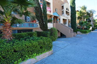 Pavillion Apartments in Van Nuys, CA - Foto de edificio - Building Photo