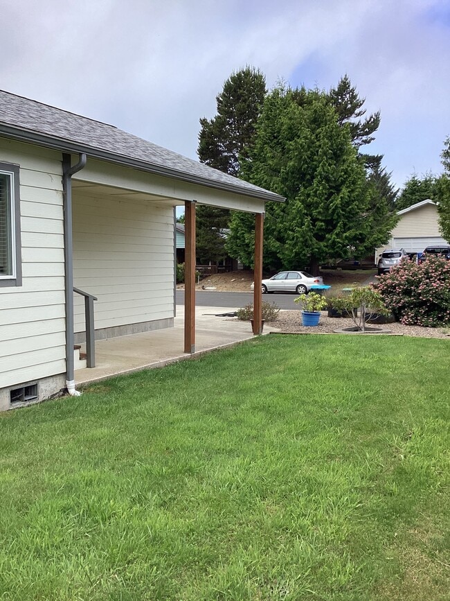 1365 SW Fairway Dr in Waldport, OR - Foto de edificio - Building Photo