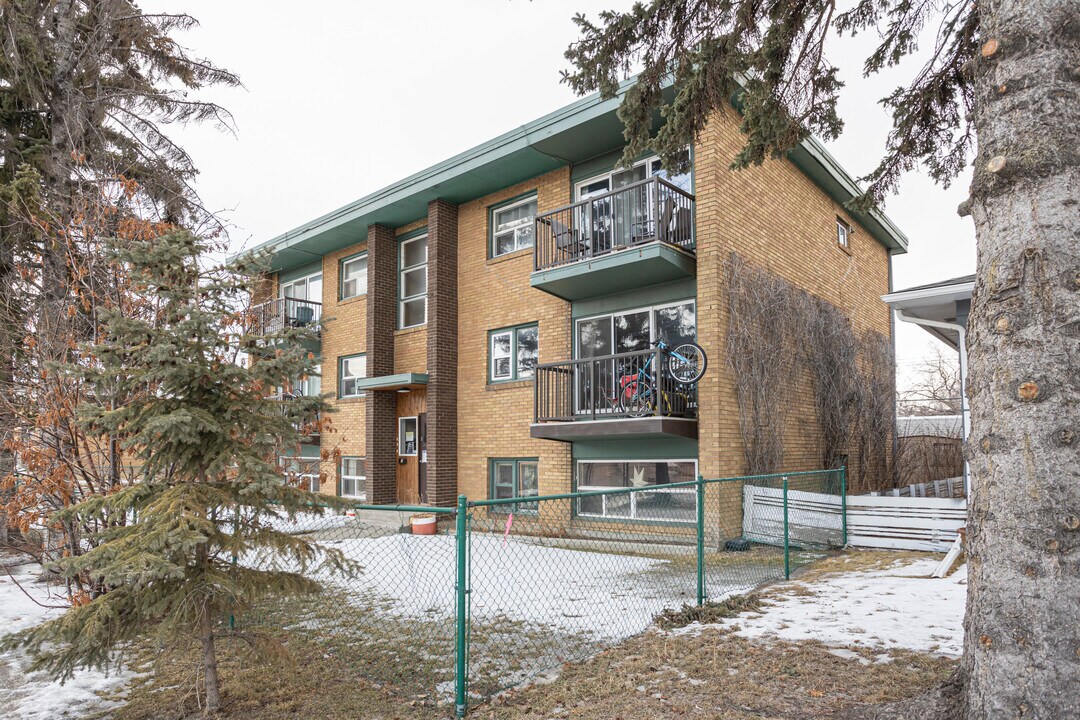 1703 20 Av NW in Calgary, AB - Building Photo