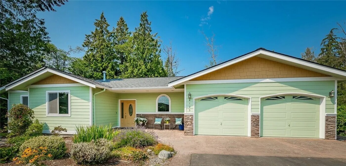8123 Comox Loop in Blaine, WA - Building Photo