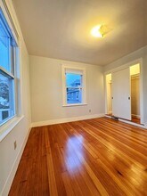 253 Humphrey St, Unit 2 in Marblehead, MA - Foto de edificio - Building Photo