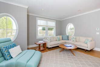 118 Burnett St in Southampton, NY - Building Photo - Building Photo