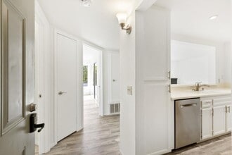 1040 E Washington Ave in Escondido, CA - Building Photo - Building Photo