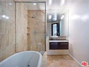 8420 Blackburn Ave-Unit -302 in Los Angeles, CA - Building Photo - Building Photo