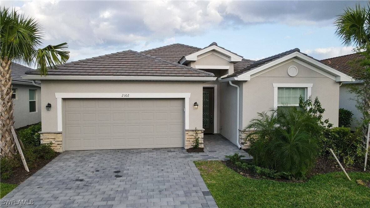 2102 Hamlin St in Naples, FL - Foto de edificio
