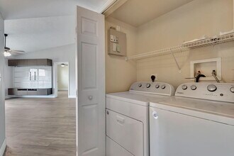 600 Crestwood Ct N in Royal Palm Beach, FL - Building Photo - Building Photo
